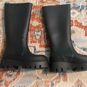 New rubber boot. Never used. It’s a little heavy